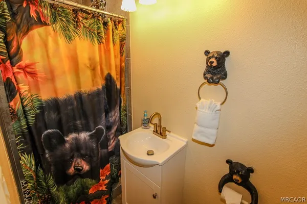 $2,000 | 569 Summit Boulevard, Unit 8, Big Bear Lake, CA 92315