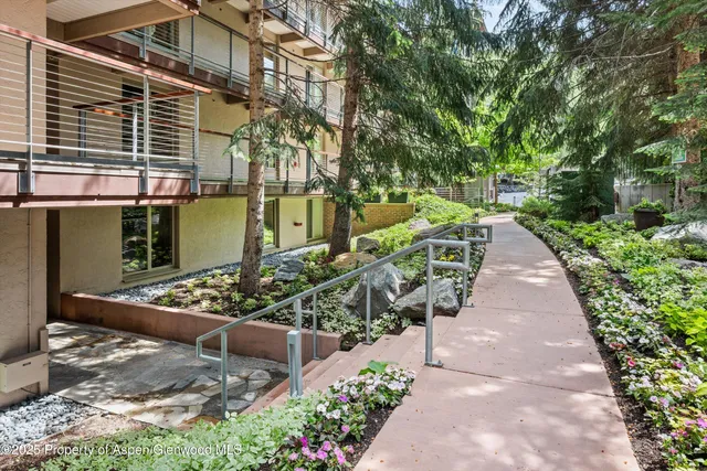 a view of a pathway with a pathway