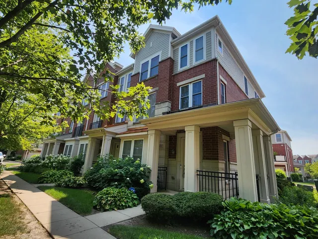 $3,490 | 208 West Hyde Street, Arlington Heights, IL 60005