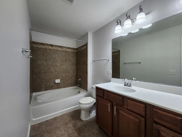 $3,490 | 208 West Hyde Street, Arlington Heights, IL 60005