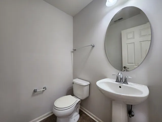 $3,490 | 208 West Hyde Street, Arlington Heights, IL 60005