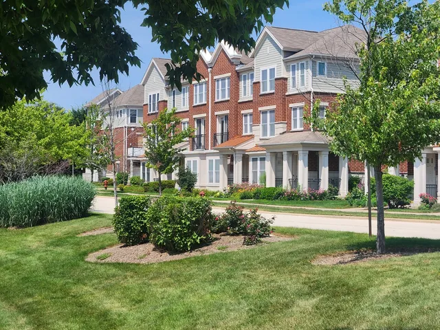 $3,490 | 208 West Hyde Street, Arlington Heights, IL 60005