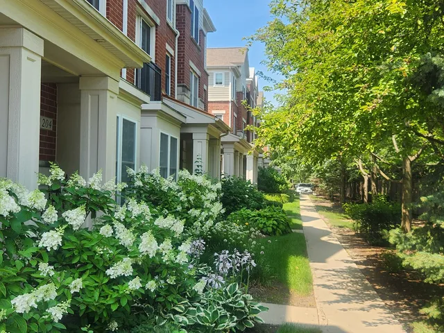 $3,490 | 208 West Hyde Street, Arlington Heights, IL 60005