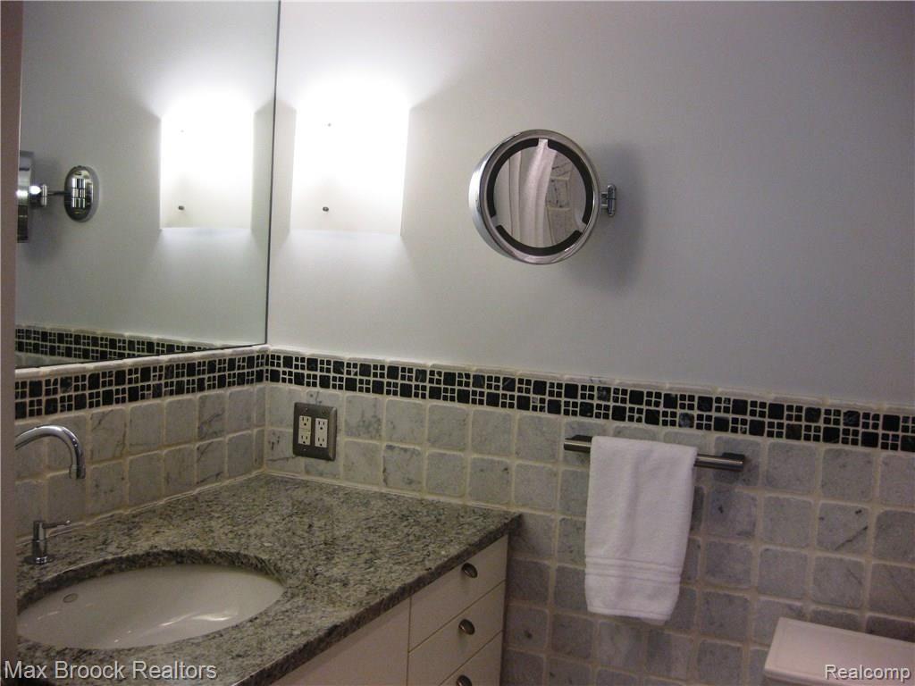 4113 Telegraph Road, Unit 122 Bloomfield Hills, MI 48302 - Photo 14 of 51 Master Bath--with Tumbled Marble & Granite
