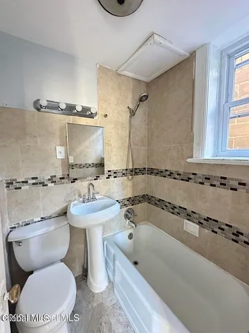 $1,200 | 51 Elm Street, Unit 4, Albany, NY 12202