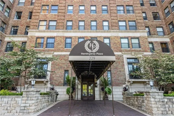 $779,000 | 229 Ward Parkway, Unit 101B, Kansas City, MO 64112