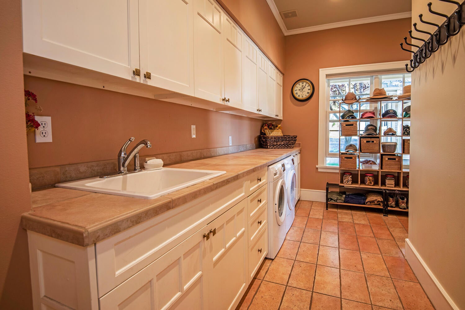 69950 Cowboy Jones Road Sisters, OR 97759 - Photo 29 of 57 Laundry / Mudroom