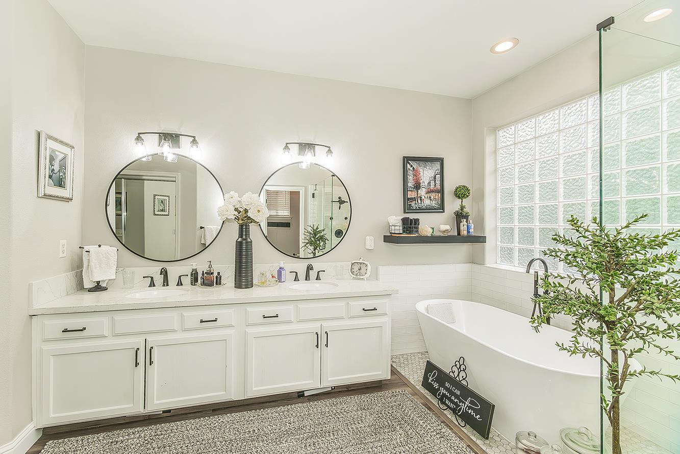 1175 Applegate Avenue Clovis, CA 93611 - Photo 25 of 65 a bathroom with a sink mirror and vanity