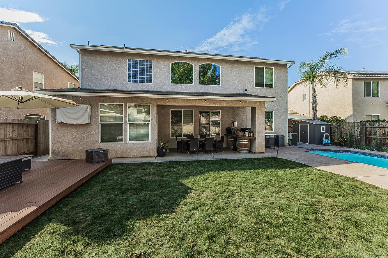 1175 Applegate Avenue Clovis, CA 93611 - Photo 39 of 65 a view of a house with back yard