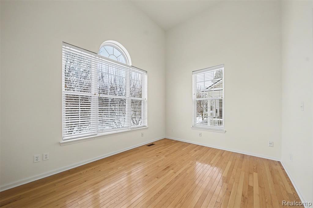 638 West Bluff Court, Unit 31 Rochester Hills, MI 48307 - Photo 4 of 49