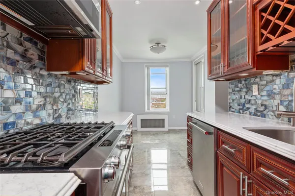 $700,000 | 60-th Street 60-th Street 34th Avenue, Unit 6D | Woodside