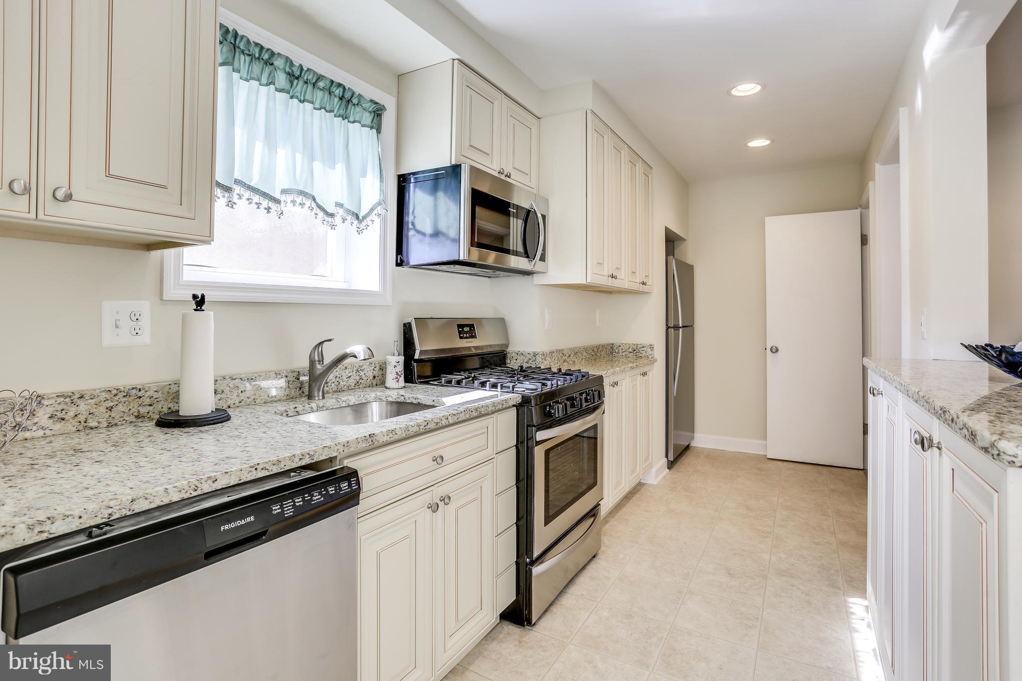 31 Broadship Road Dundalk, MD 21222 - Photo 10 of 29 Kitchen