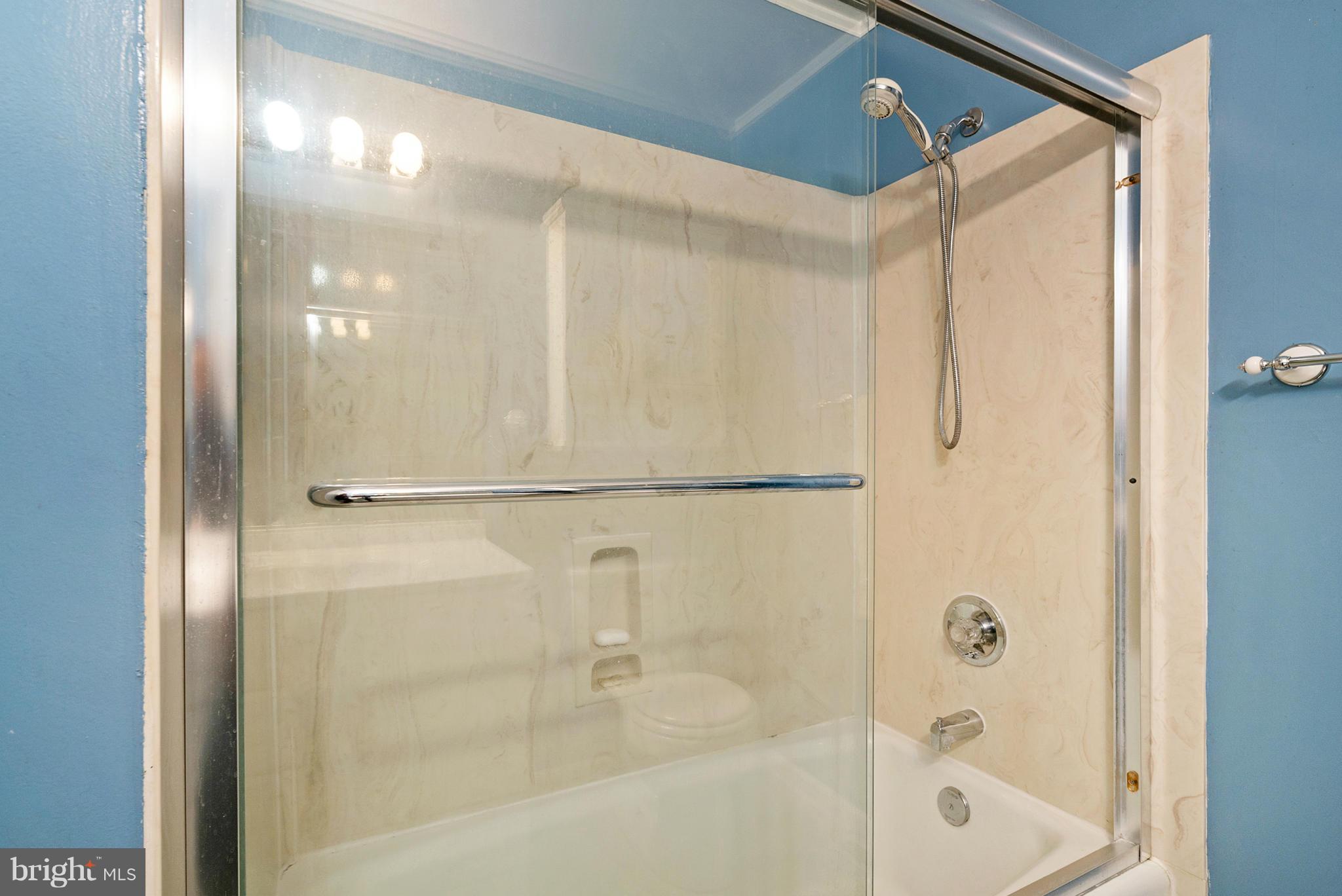 7219 Forrest Road Warrenton, VA 20187 - Photo 20 of 30 Tub/shower in main level Bathroom