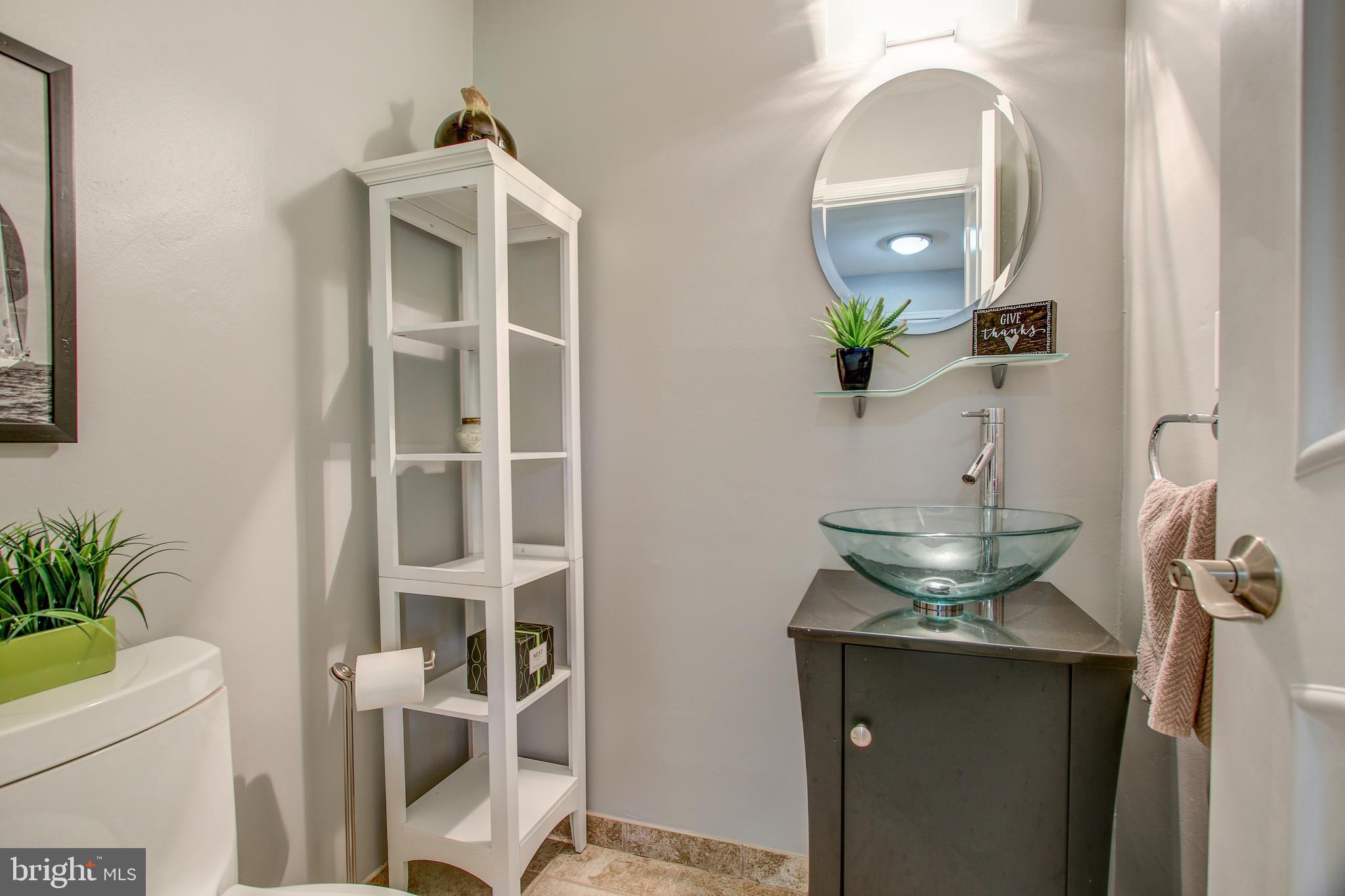 11309 Headlands Court Reston, VA 20191 - Photo 7 of 32 Main level half bath