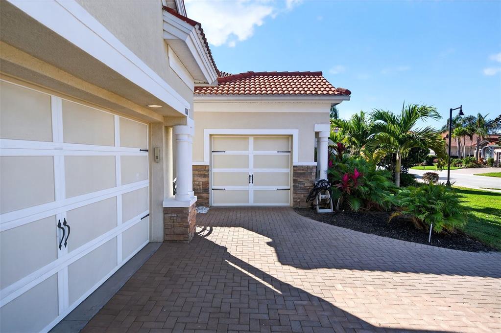 8111 Santa Rosa Court Sarasota, FL 34243 - Photo 10 of 95