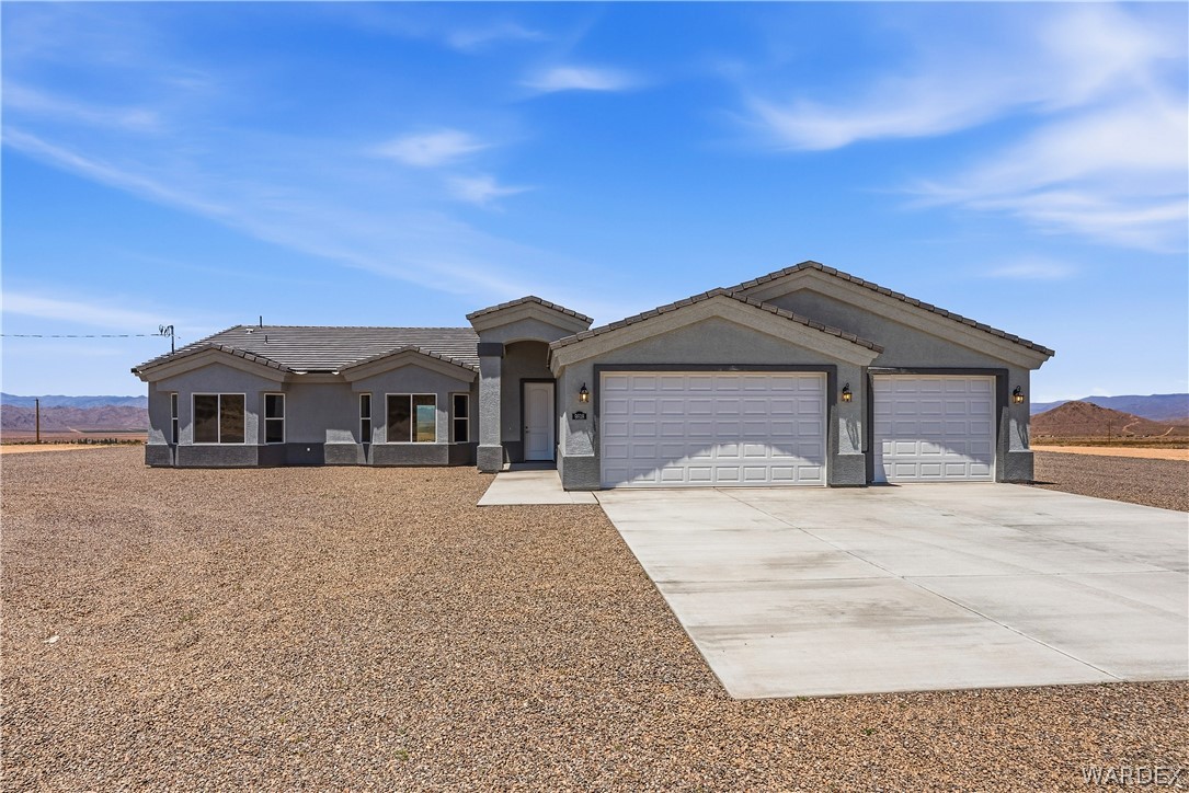 9818 North Cyrus Road Kingman, AZ 86401 - Photo 2 of 42 a front view of a house with a yard