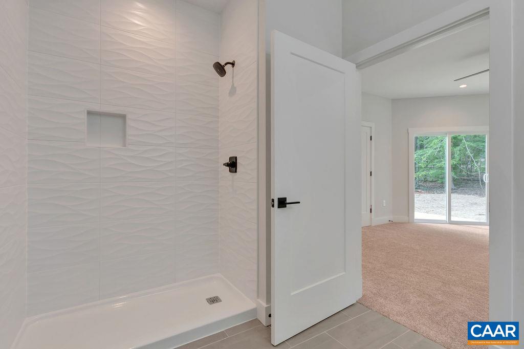 24 Begum Road Palmyra, VA 22963 - Photo 32 of 47 a bathroom with a bathtub
