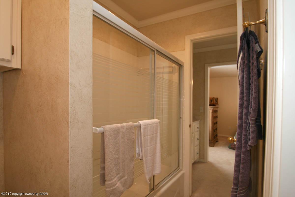 7906 Sheldon Road Amarillo, TX 79119 - Photo 11 of 17 hall bath