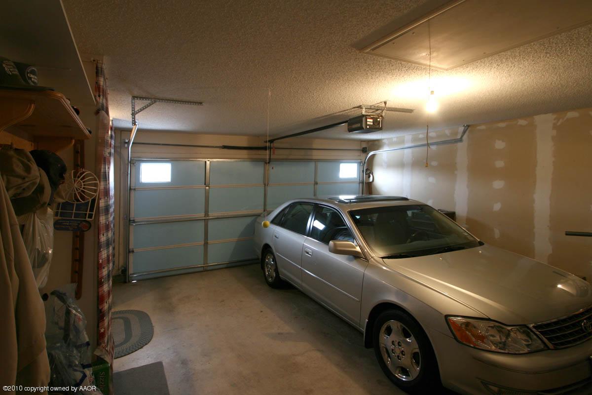 7906 Sheldon Road Amarillo, TX 79119 - Photo 9 of 17 garage