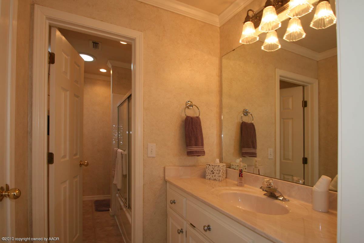 7906 Sheldon Road Amarillo, TX 79119 - Photo 10 of 17 hall bath a