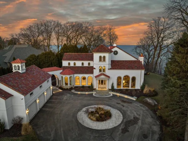 $3,995,000 | 7032 North Barnett Lane, Fox Point, WI 53217