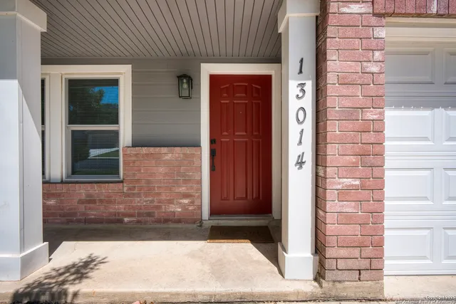 a view of entrance door of the house