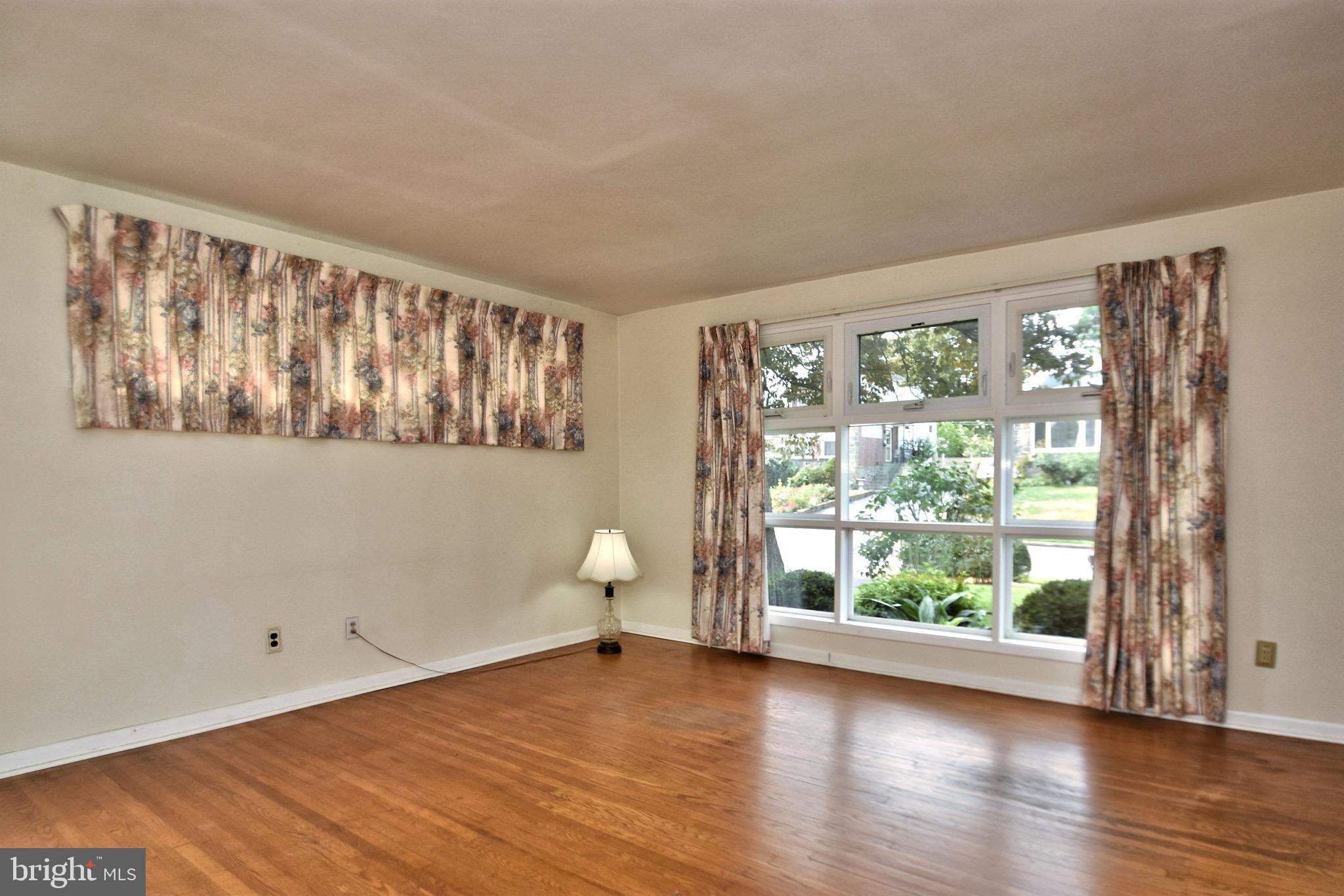 2341 Poplar Road Havertown, PA 19083 - Photo 5 of 45 Living Room