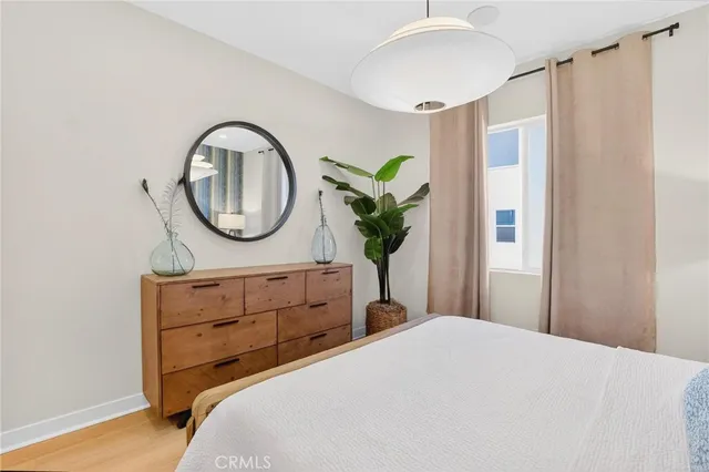 a en suite bathroom with a double vanity sink and a mirror