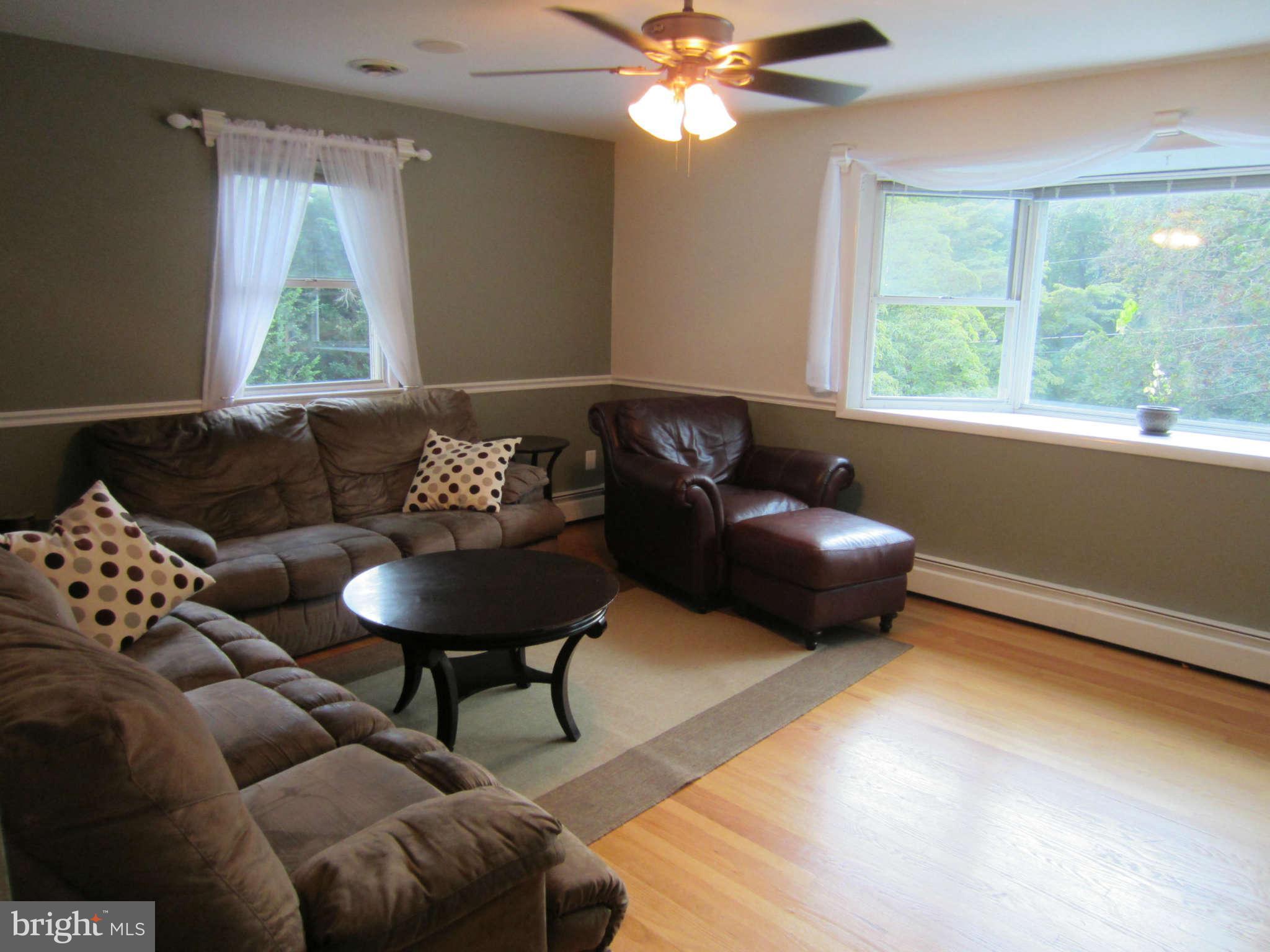 10012 Moxley Road Damascus, MD 20872 - Photo 5 of 24 Living Room