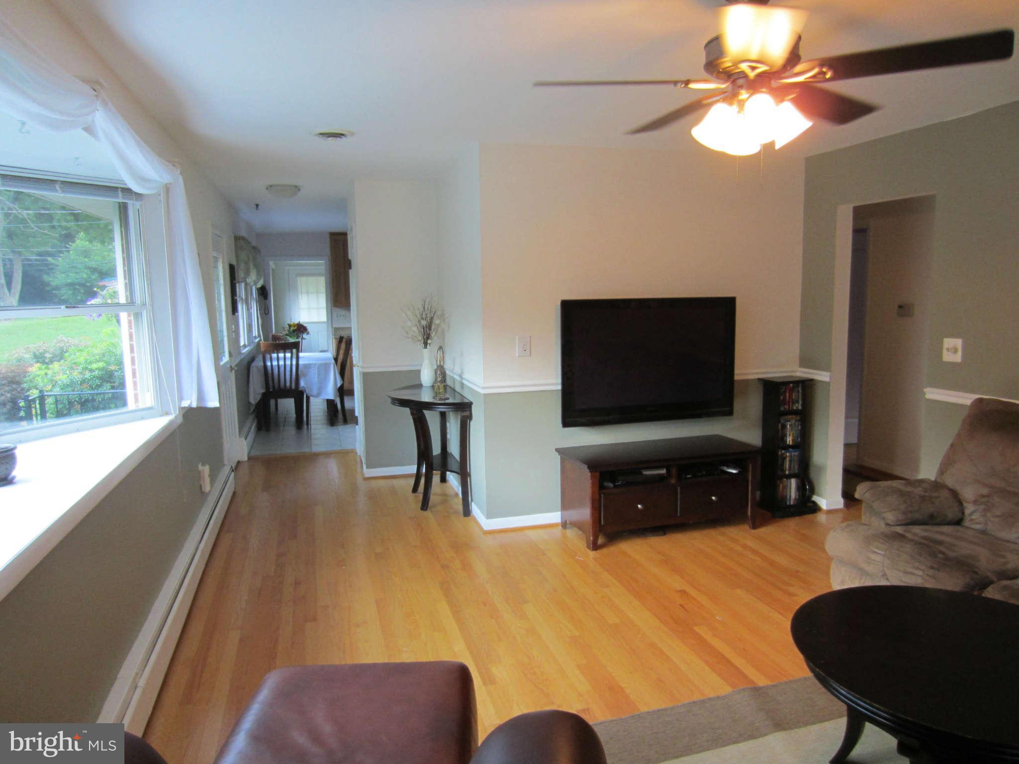 10012 Moxley Road Damascus, MD 20872 - Photo 7 of 24 Living Room