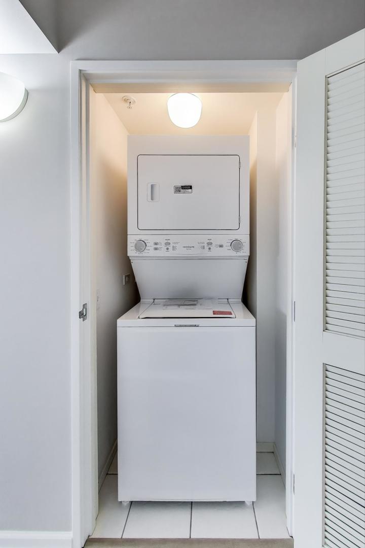 1720 Maple Avenue, Unit 1360 Evanston, IL 60201 - Photo 19 of 37 a utility room with dryer and washer