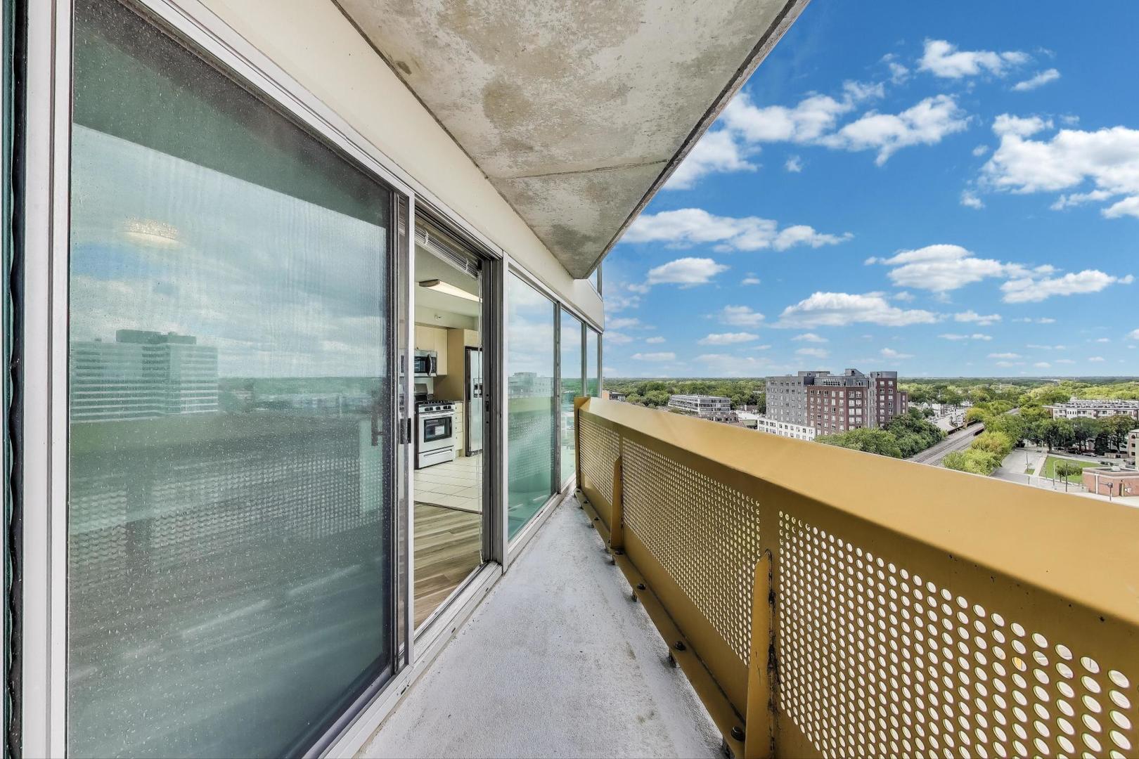 1720 Maple Avenue, Unit 1360 Evanston, IL 60201 - Photo 21 of 37 a view of balcony with city view