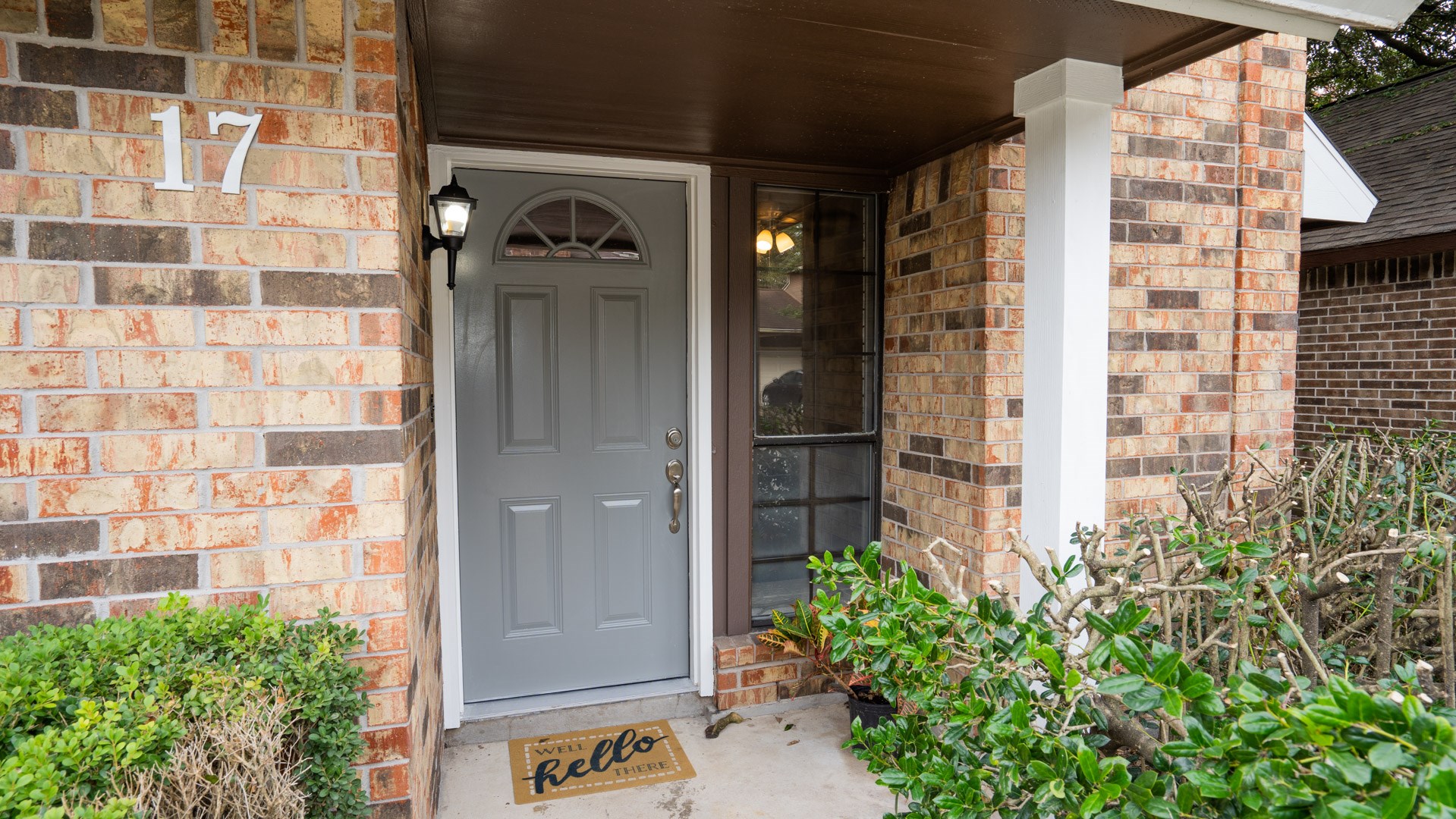 17 Regency Lane Houston, TX 77088 - Photo 3 of 23 view of front door