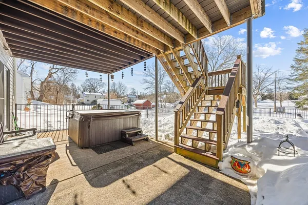 a view of entryway with a patio