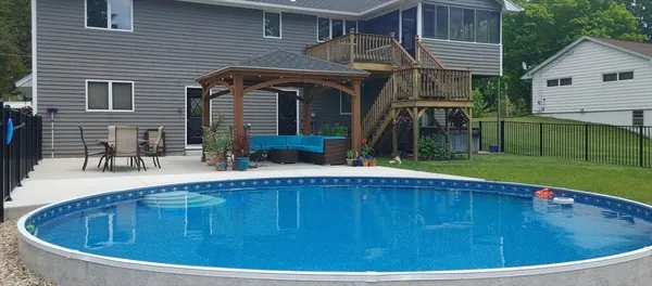 a view of outdoor kitchen and entertaining space