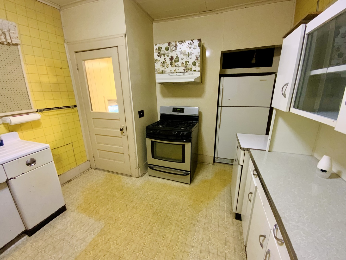157 Prairie Street Ottawa, IL 61350 - Photo 11 of 20 a bathroom with a sink and a mirror