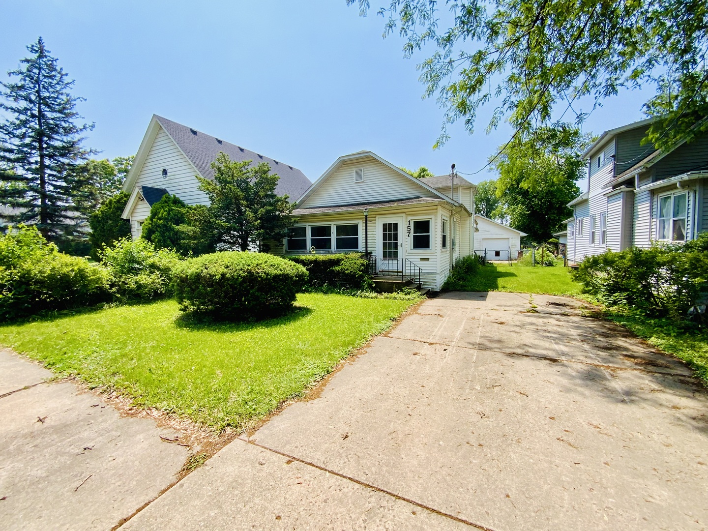 157 Prairie Street Ottawa, IL 61350 - Photo 20 of 20 a front view of a house with garden