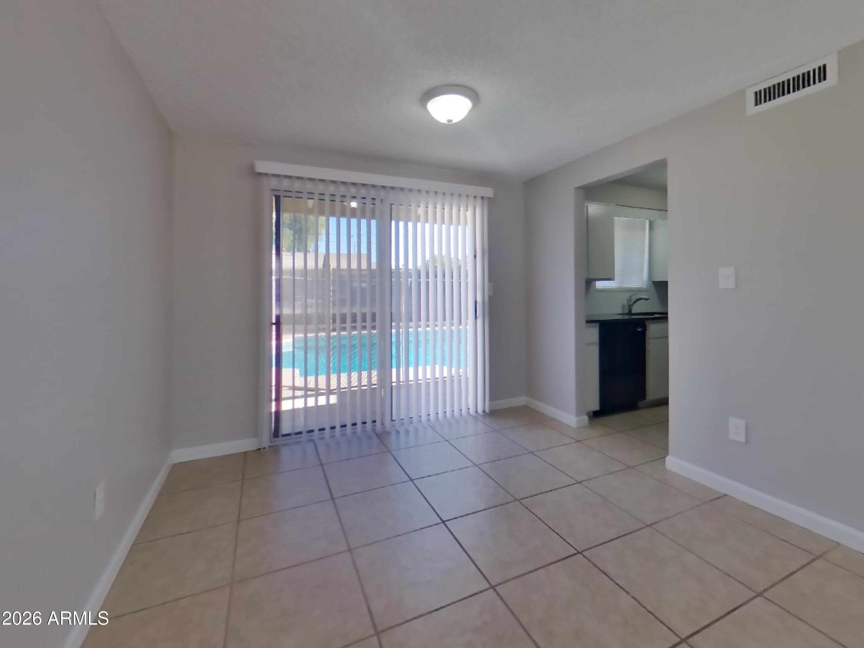 3830 West Royal Palm Road Phoenix, AZ 85051 - Photo 4 of 20 3_Image_oo8W4kvnAW