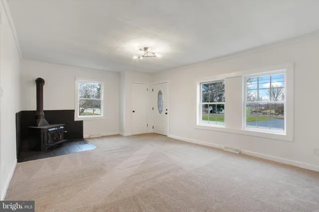 a view of a livingroom with a workspace