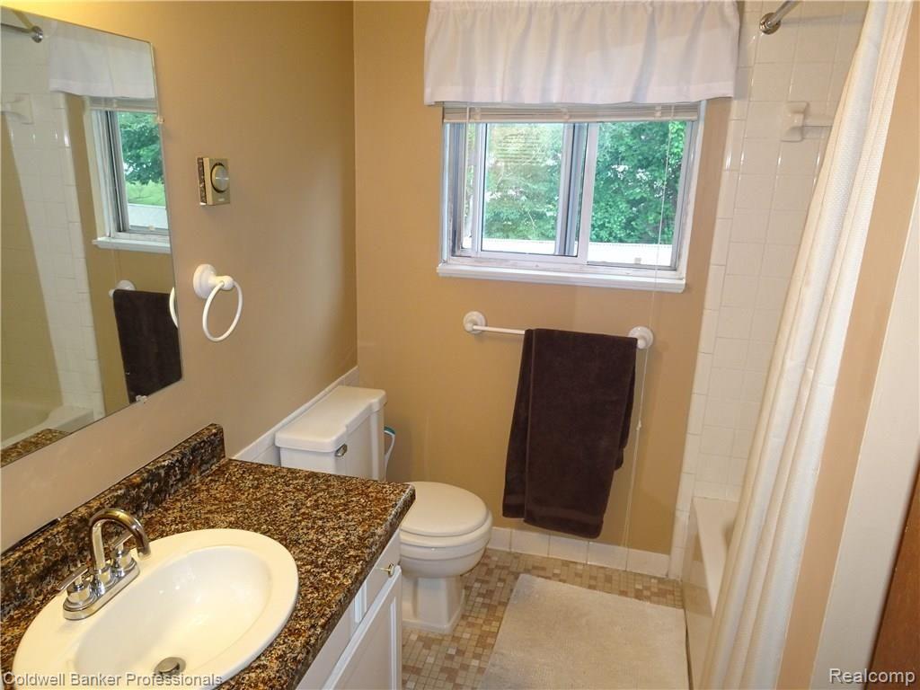 5263 Highland Road, Unit 209 Waterford, MI 48327 - Photo 12 of 23 DSC02622.JPG
