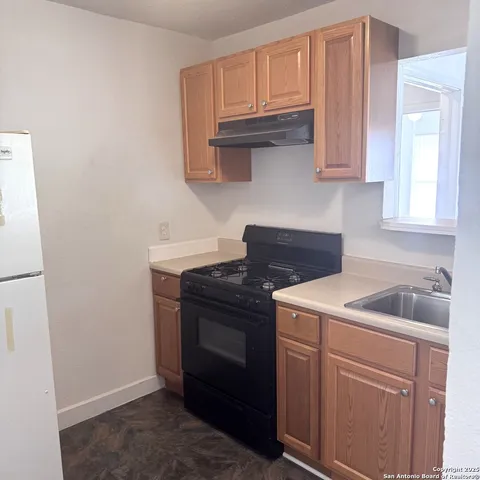 a view of yard with trees