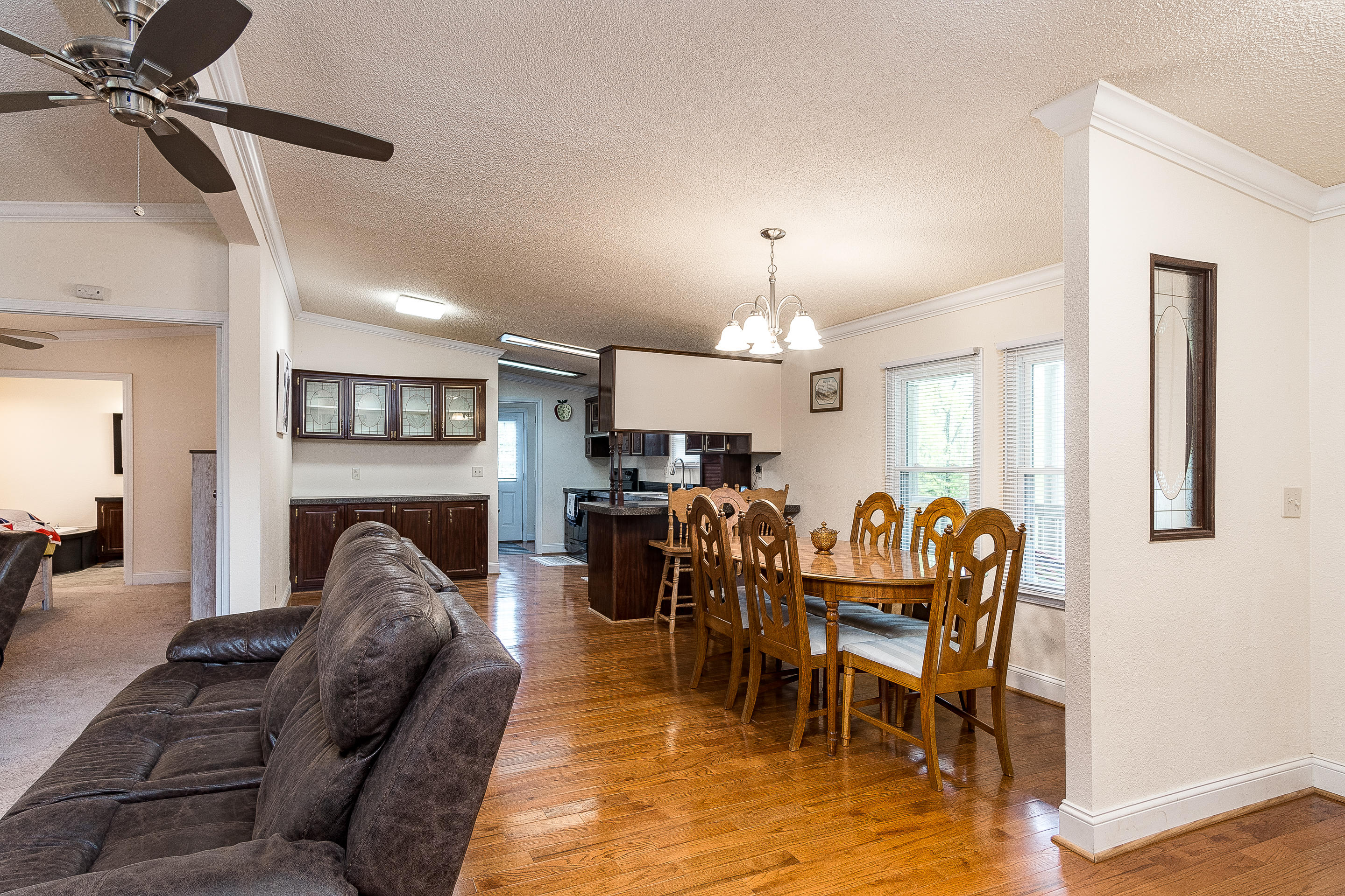 850 Hickory Tree Road Bristol, TN 37620 - Photo 19 of 37 Dining/Living Room