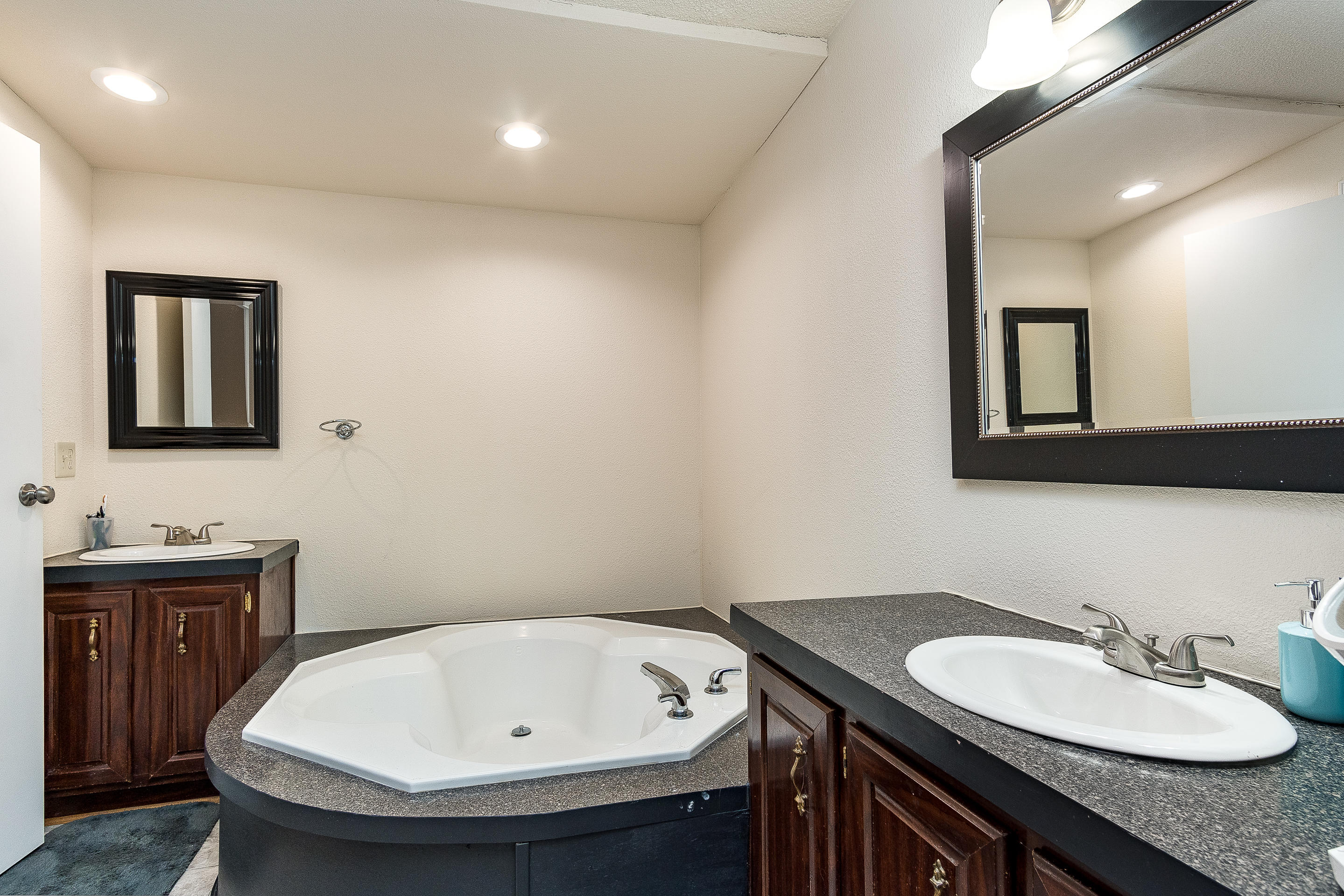 850 Hickory Tree Road Bristol, TN 37620 - Photo 30 of 37 Master Bath