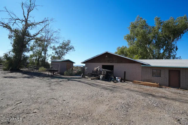 a view of a backyard
