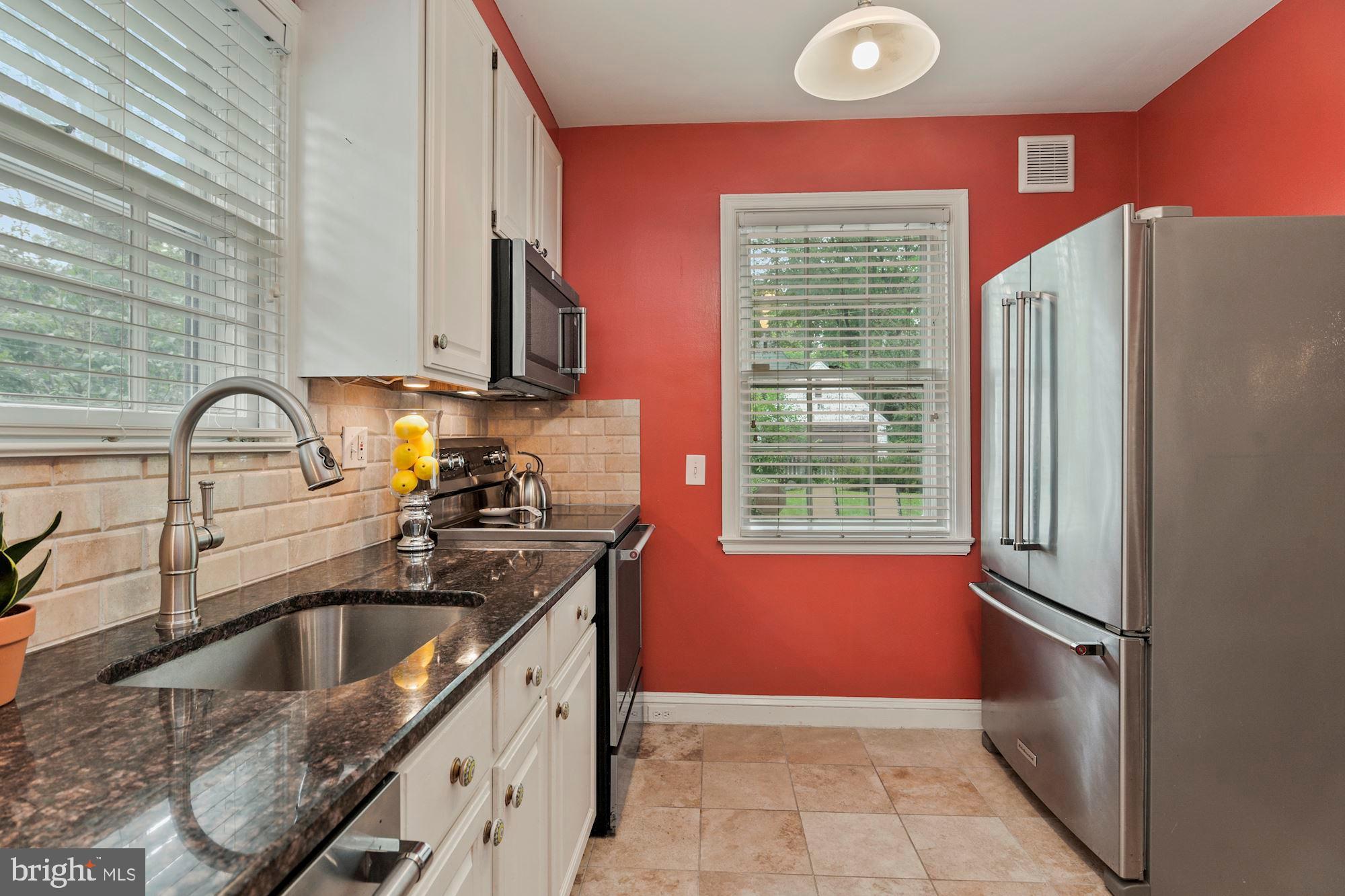 332 Broadmoor Road Baltimore, MD 21212 - Photo 15 of 40 Travertine Tile Backsplash and Floors