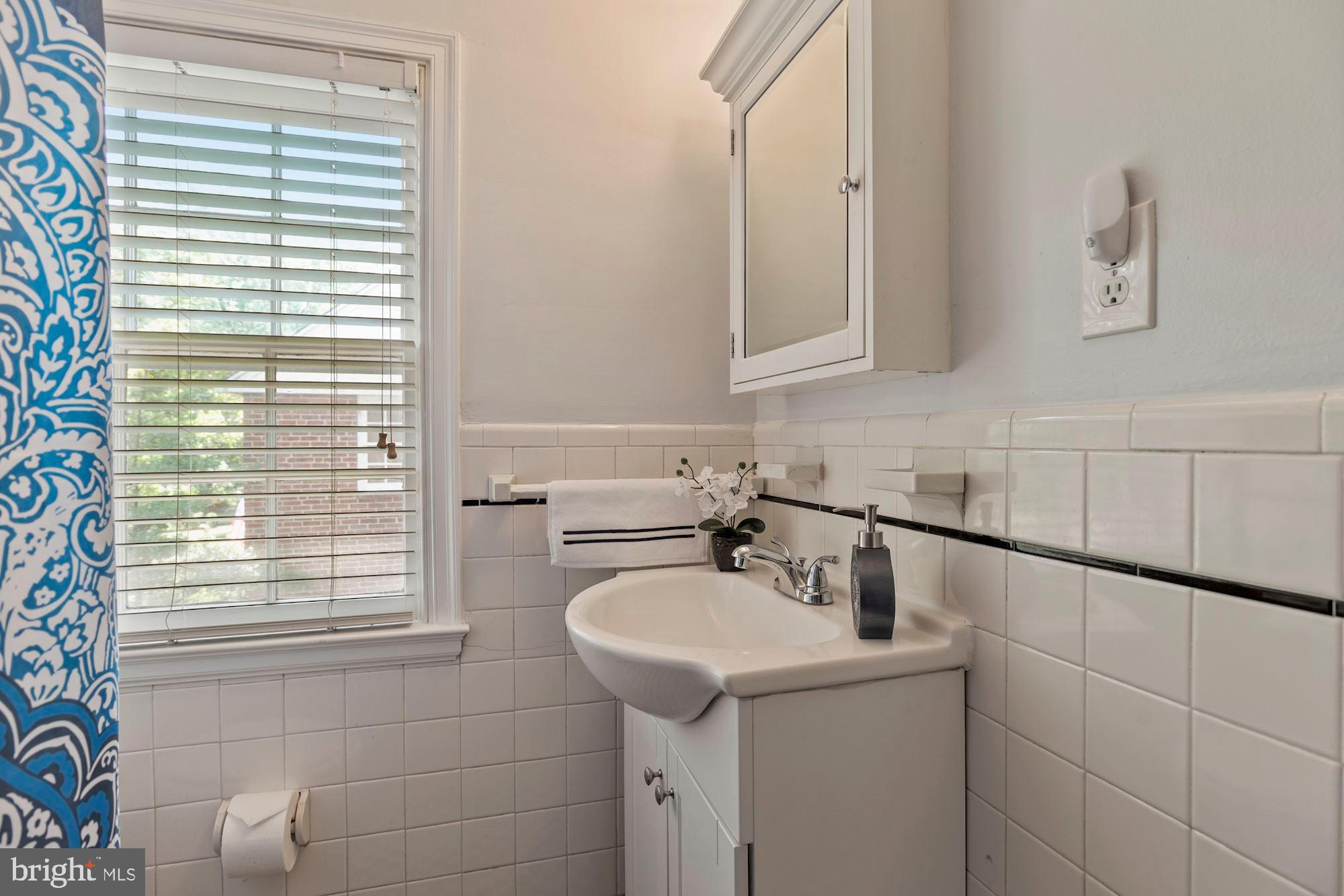 332 Broadmoor Road Baltimore, MD 21212 - Photo 24 of 40 Bathroom #2 Upper Level with a soaking tub