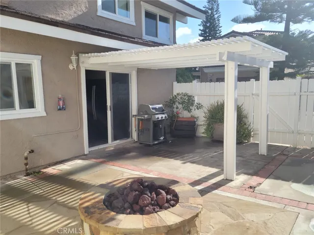 a view of a house with backyard