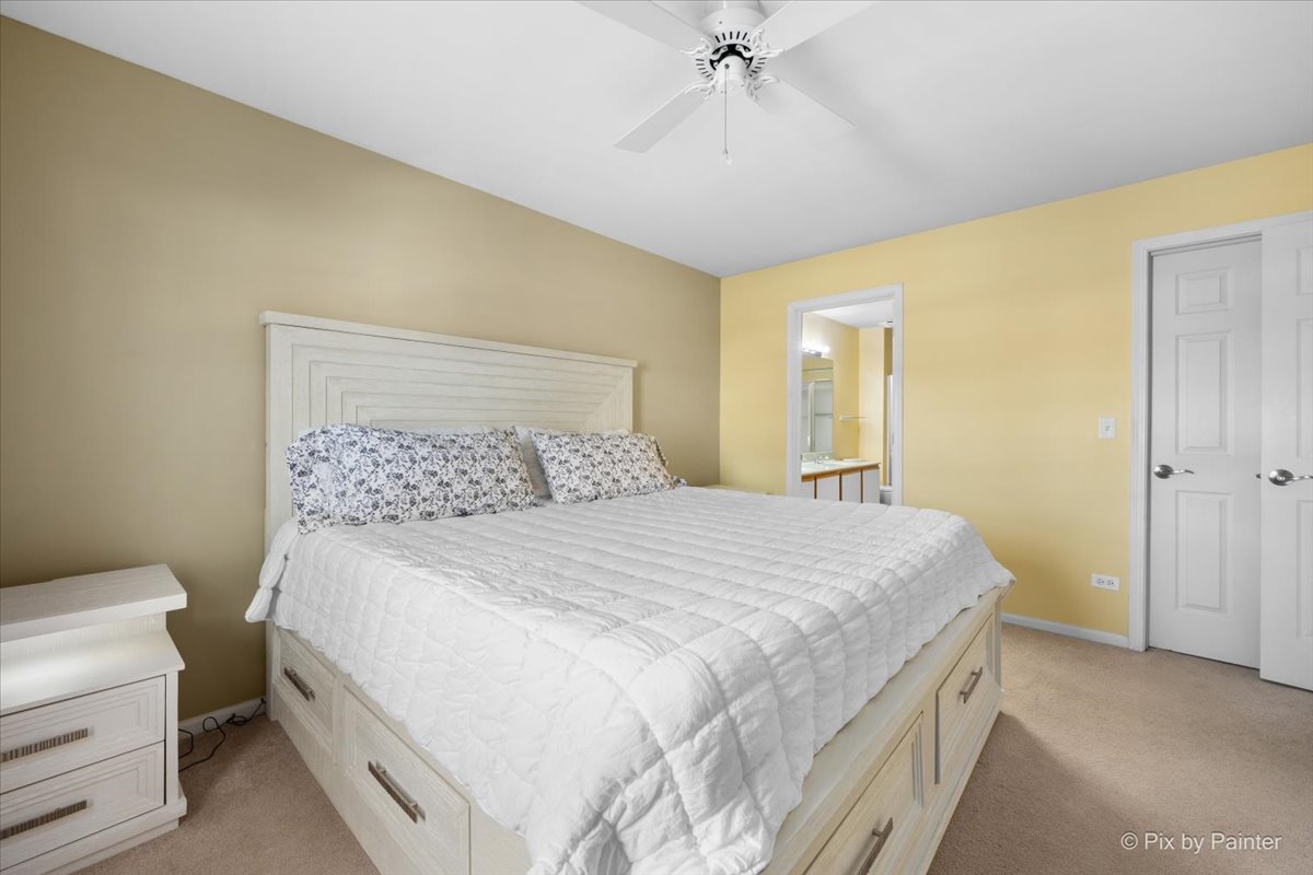 385 Woodview Circle, Unit B Elgin, IL 60120 - Photo 13 of 38