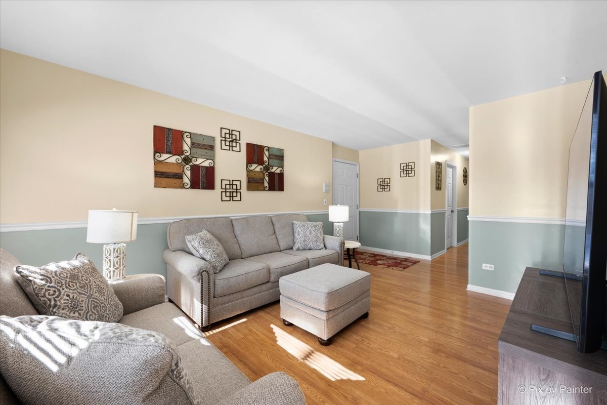 385 Woodview Circle, Unit B Elgin, IL 60120 - Photo 3 of 38