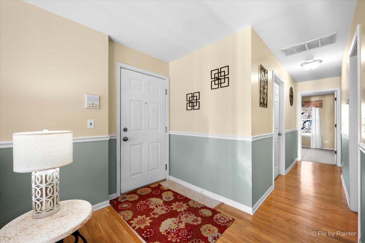 385 Woodview Circle, Unit B Elgin, IL 60120 - Photo 4 of 38